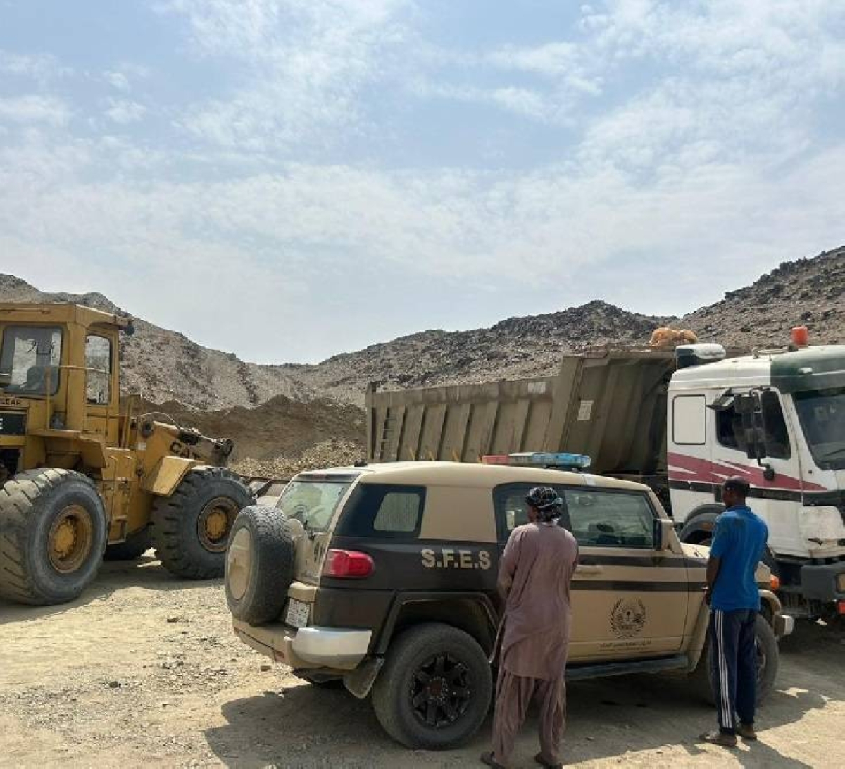ضبط مقيمين لتلويث البيئة بتفريغ خرسانة بالمدينة المنورة