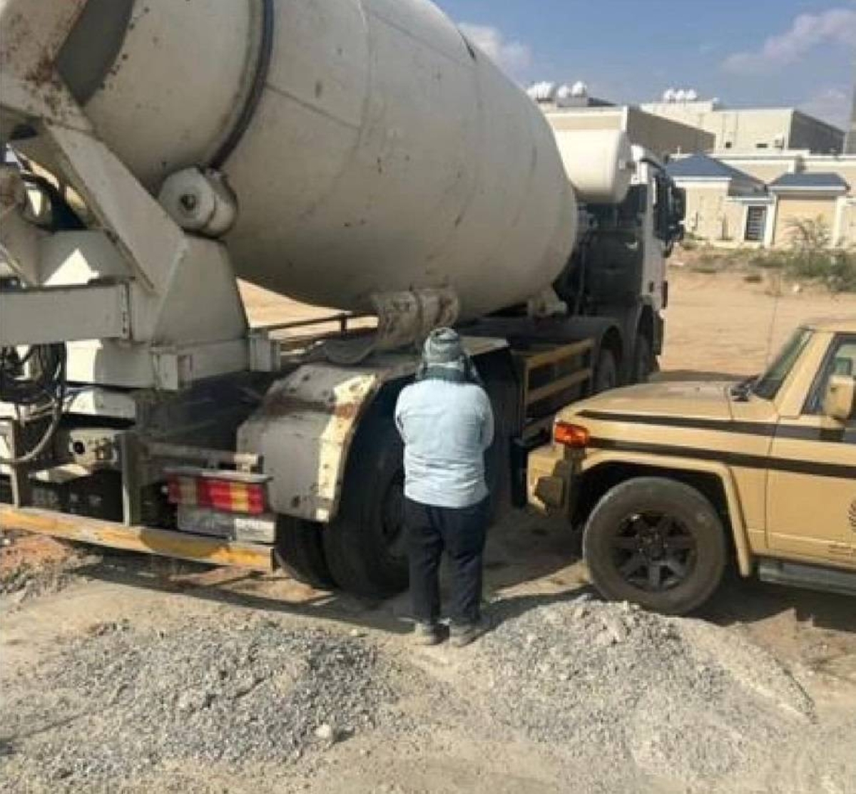 ضبط مخالف لنظام البيئة بتفريغ خرسانة بعسير