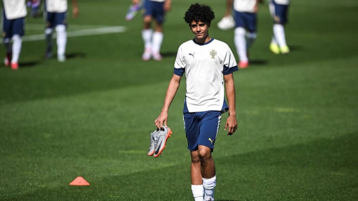 ريال مدريد يراقب خليفة النجوم بأمر من بيريز