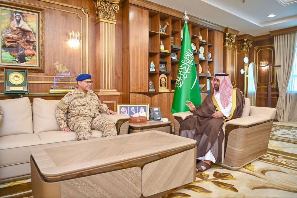 أمير جازان يناقش تطوير القوات المسلحة بالمنطقة الجنوبية