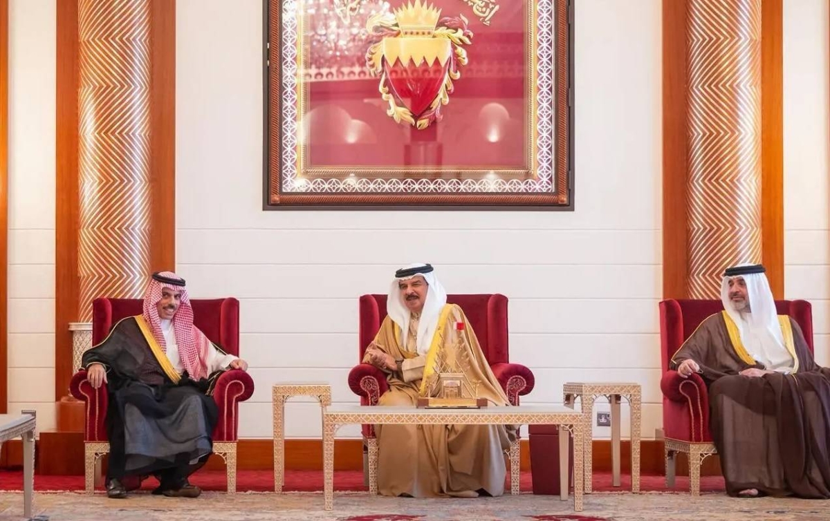 ملك البحرين ووزير الخارجية يبحثان تعزيز العلاقات الثنائية