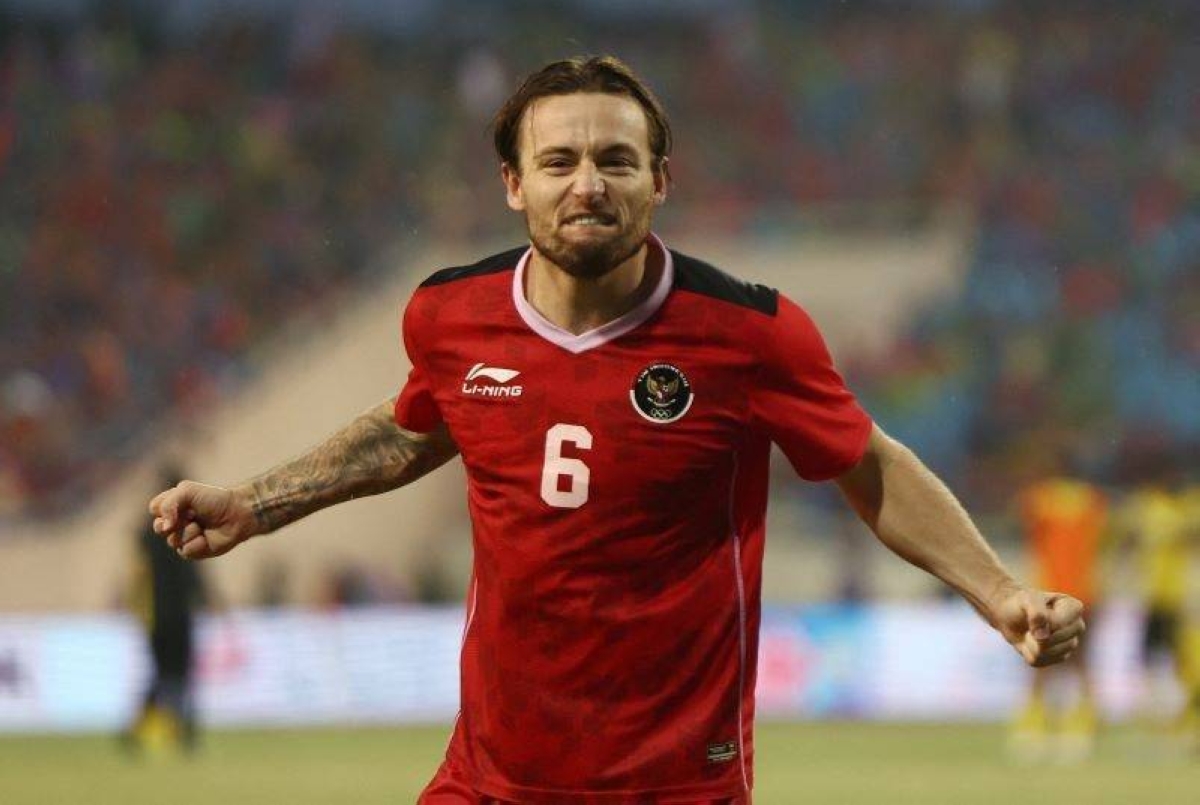 معاناة كلوك: لاعب وسط إندونيسيا ومترجم محترف