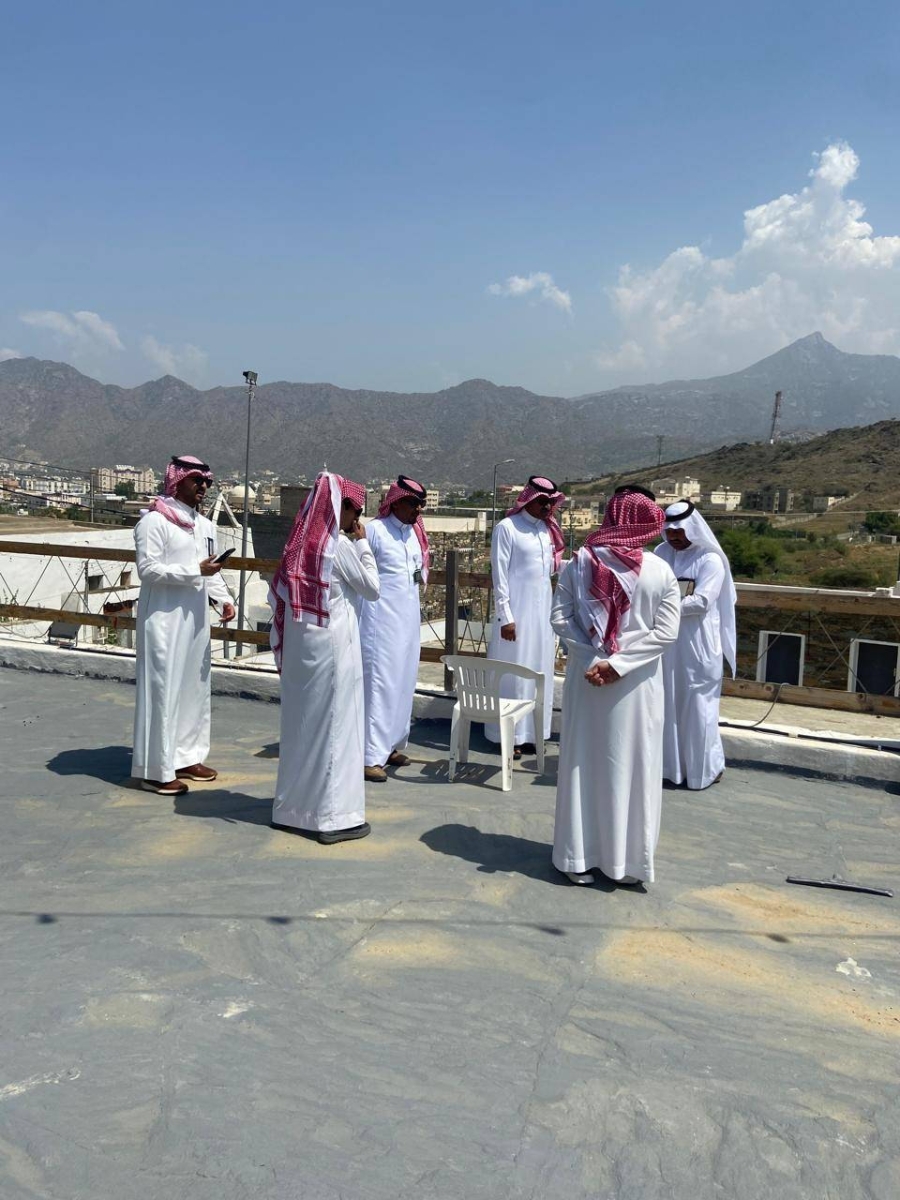 محافظ بارق يحدد جدولاً زمنياً لإنجاز المشاريع المتعثرة