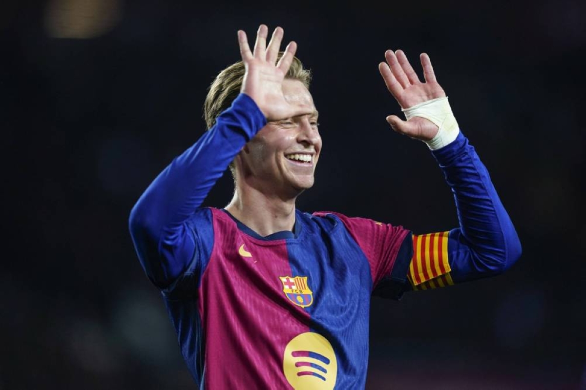 فرينكي دي يونغ يجدد عقده مع برشلونة حتى 2026