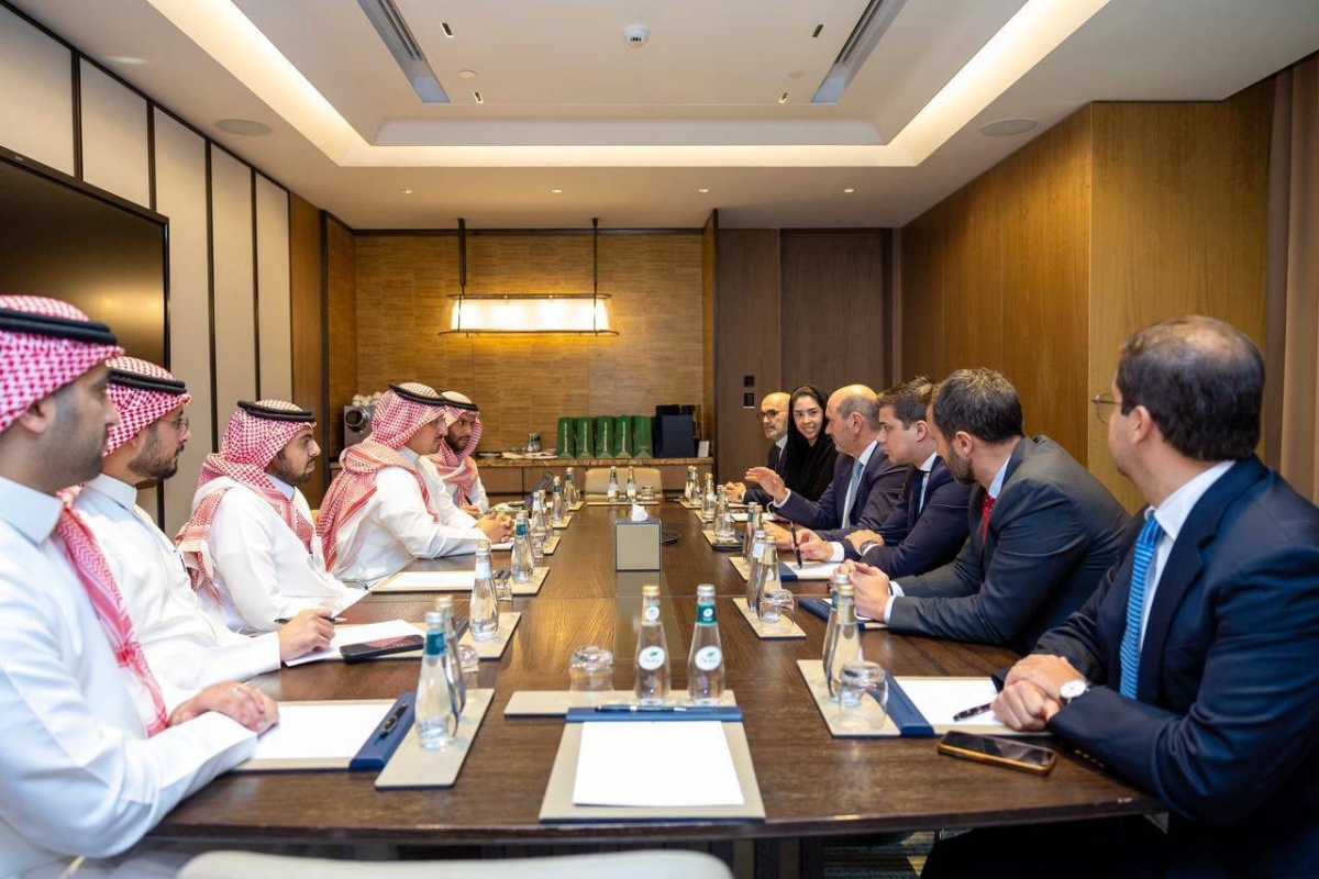 لقاء المسحل ورئيس الاتحاد الإسباني في جدة لتعزيز التعاون
