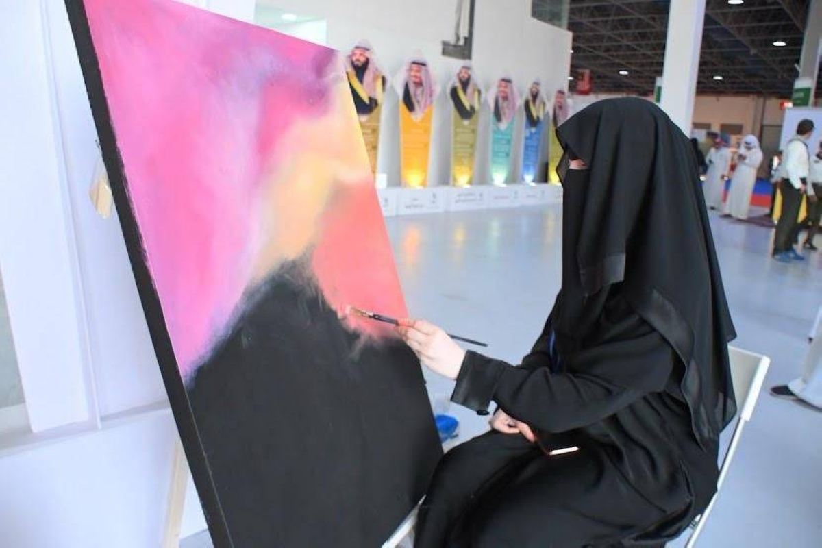 مها الصحفي: الفنانة الهادئة ورسالة الألوان في الحياة