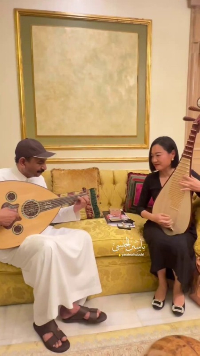 فنانة صينية تكتب بحثين عن عزف عبادي الجوهر