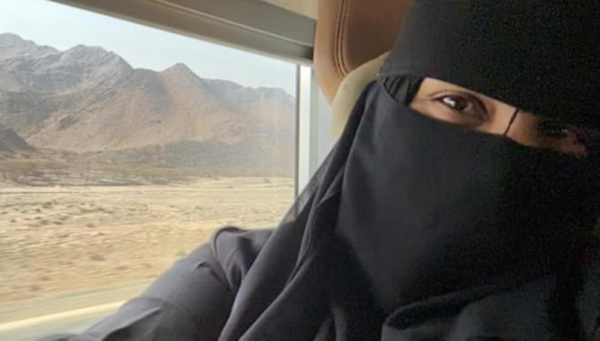 شيماء سيف ترتدي النقاب خلال أداء العمرة وتفاجئ جمهورها