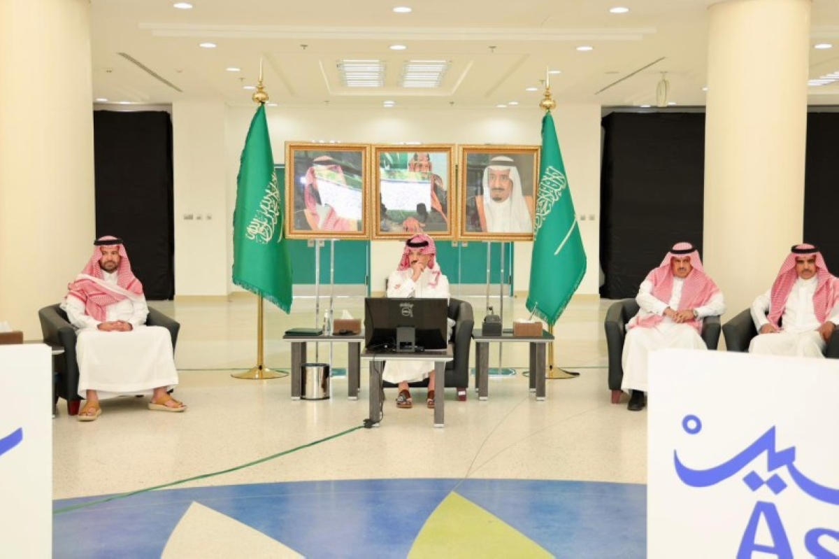 أمير عسير يجتمع مع قيادات المنطقة الجديدة لتعزيز التنمية