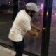اليامي يوثق إنقاذ متجر زينة السيارات من الحريق