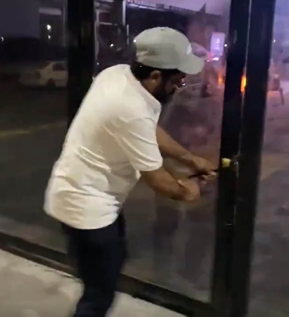 اليامي يوثق إنقاذ متجر زينة السيارات من الحريق