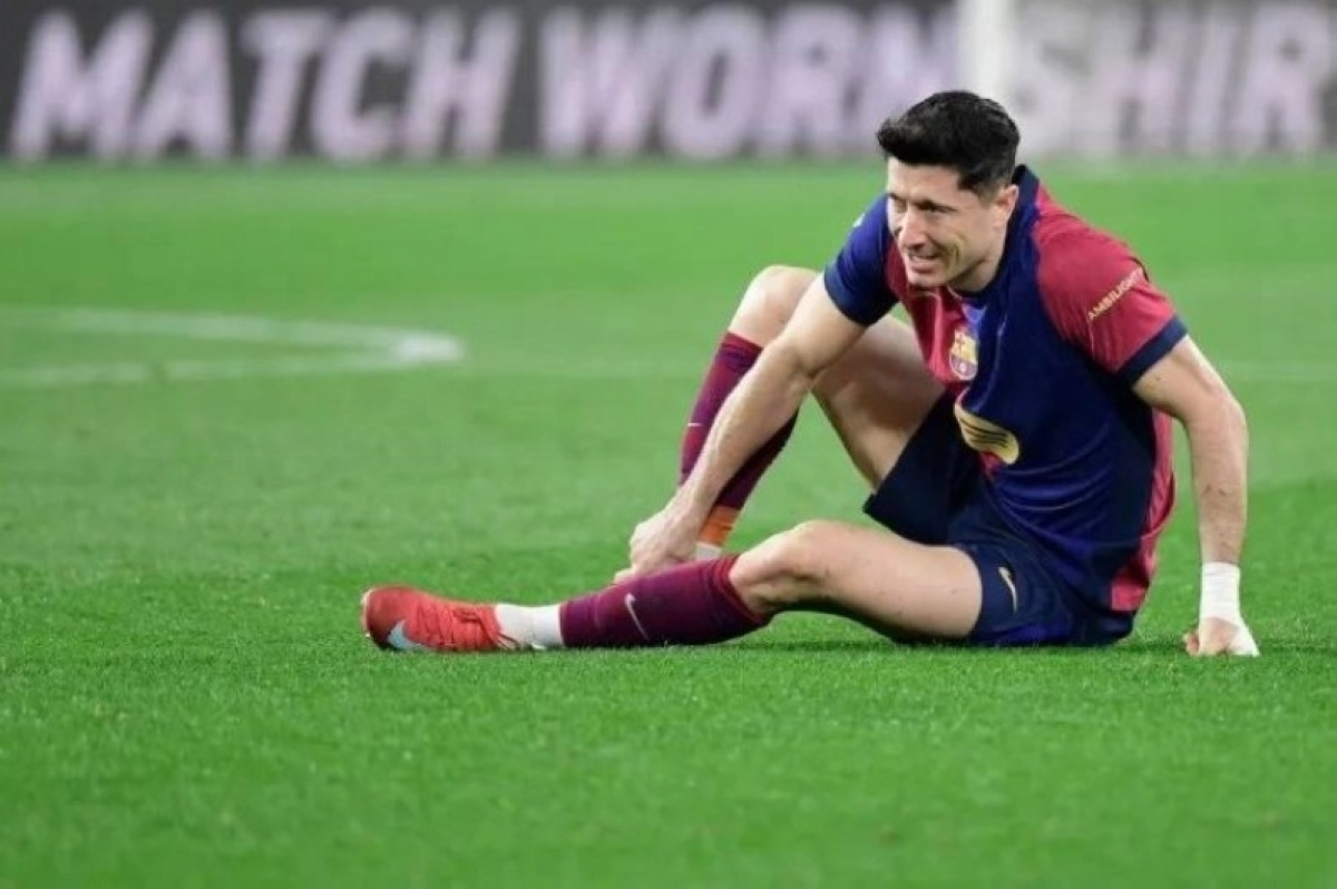 إصابة ليفاندوفسكي وغيابه عن كلاسيكو برشلونة وريال مدريد