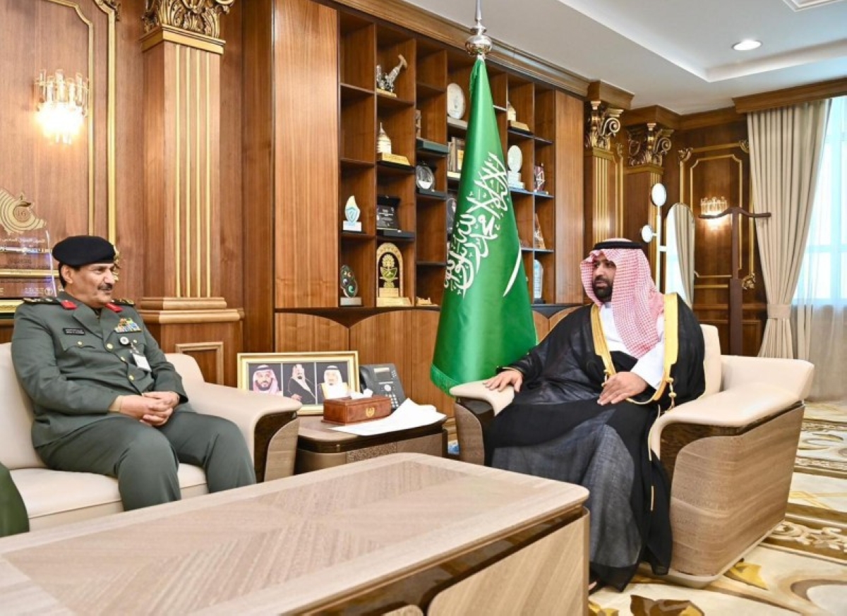أمير جازان يبحث تطوير السجون مع المدير العام