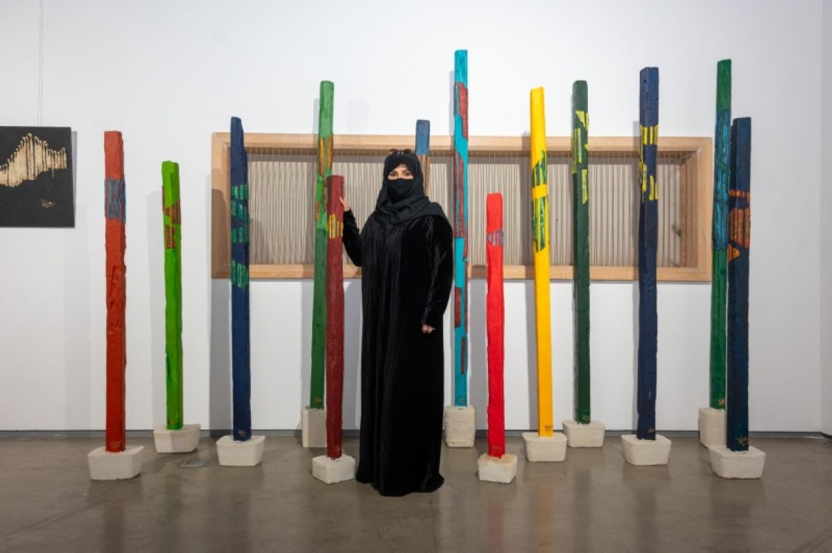 منال باحنشل تبدع في فن الرسم بالرمل في الرياض
