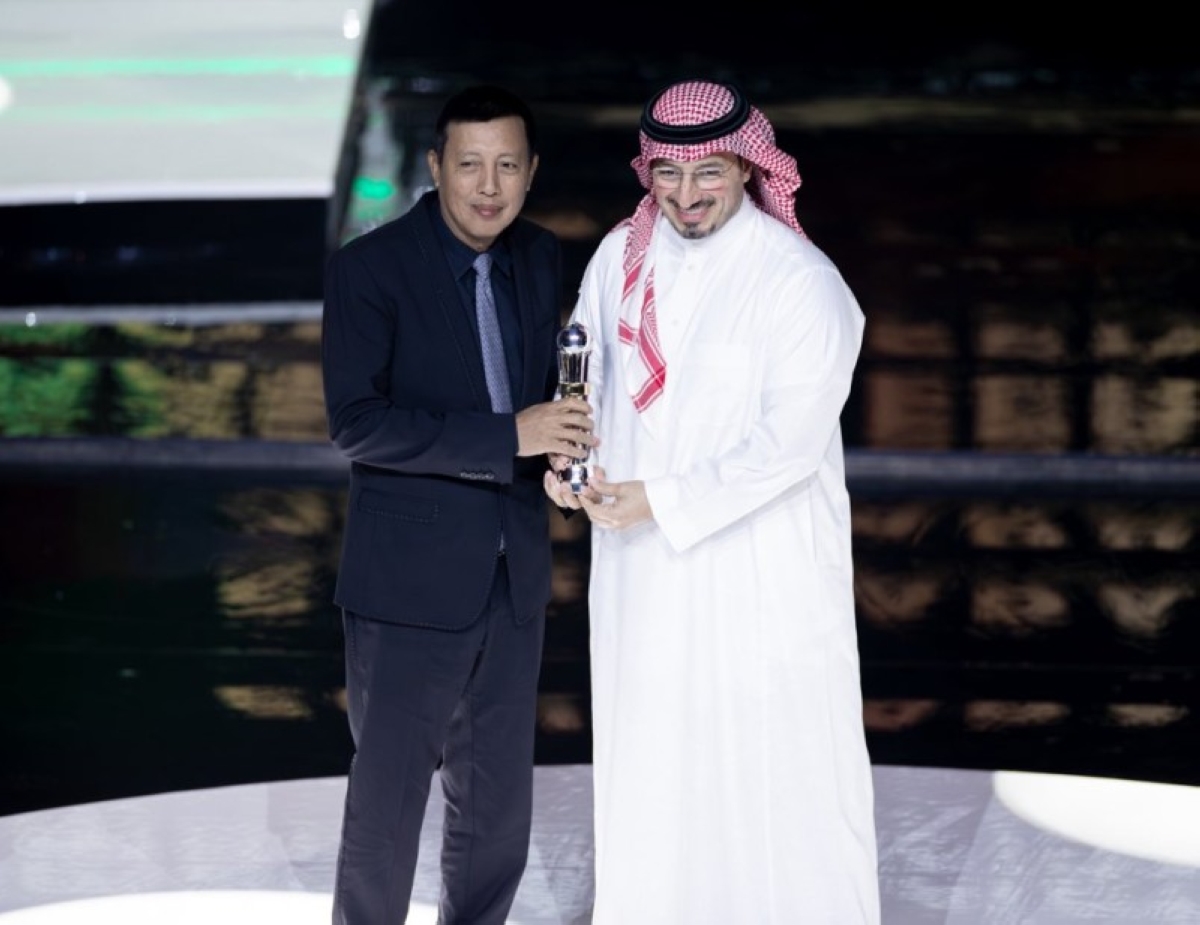 المسحل يتسلم جائزة أفضل اتحاد وطني في آسيا