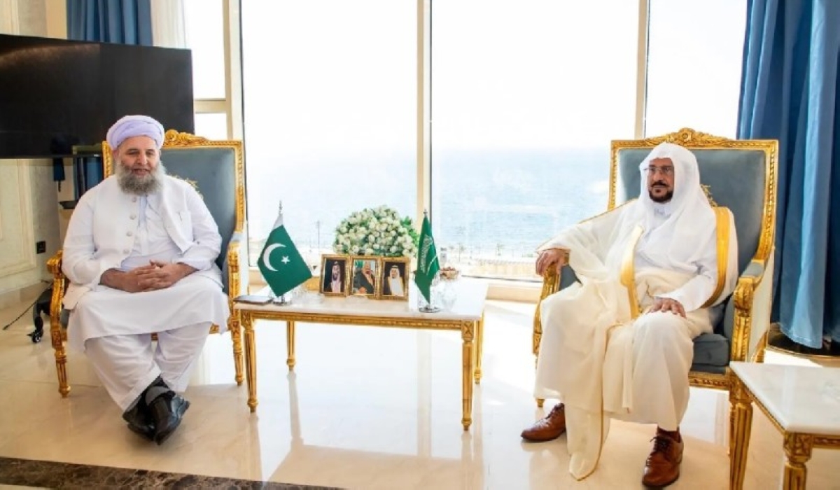 آل الشيخ يناقش تعزيز العمل الإسلامي مع سيناتور باكستاني
