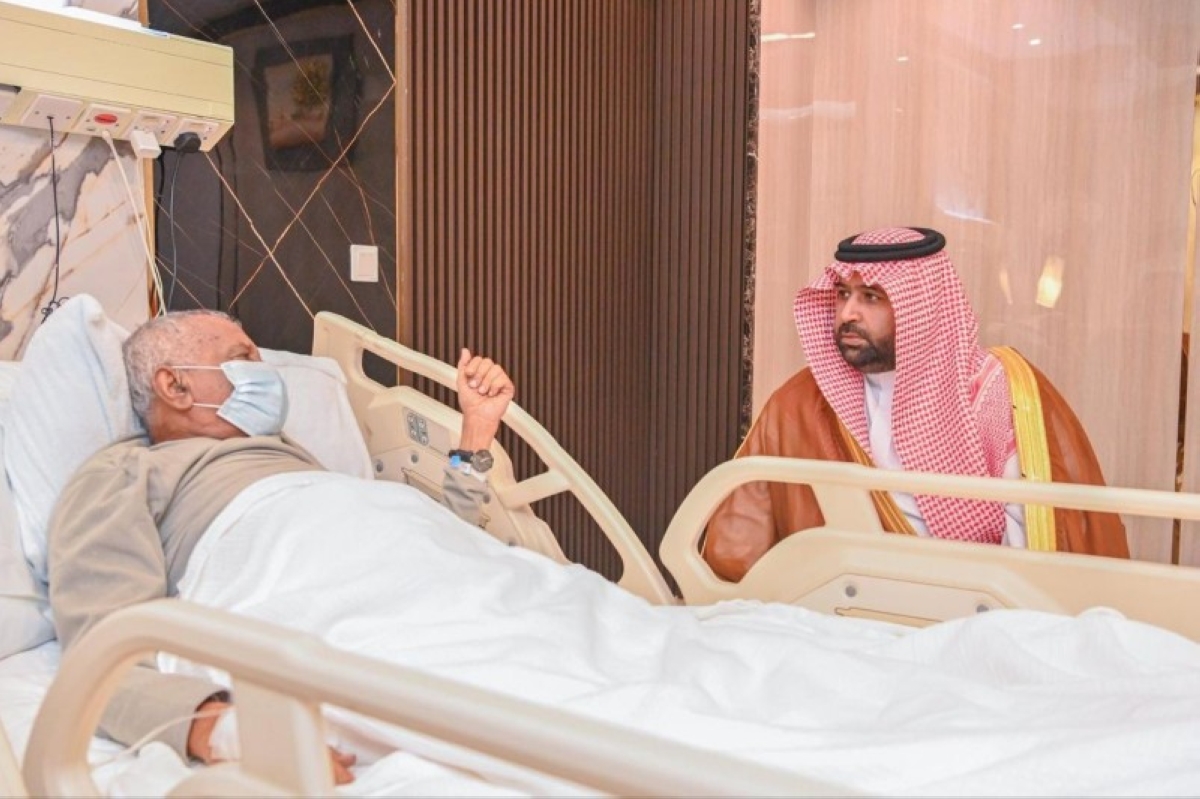 أمير جازان يطمئن على صحة الأديب إبراهيم مفتاح