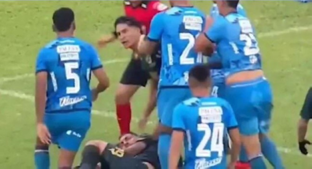 شجار عنيف في الدوري البوليفي يستدعي تدخل الشرطة والغاز