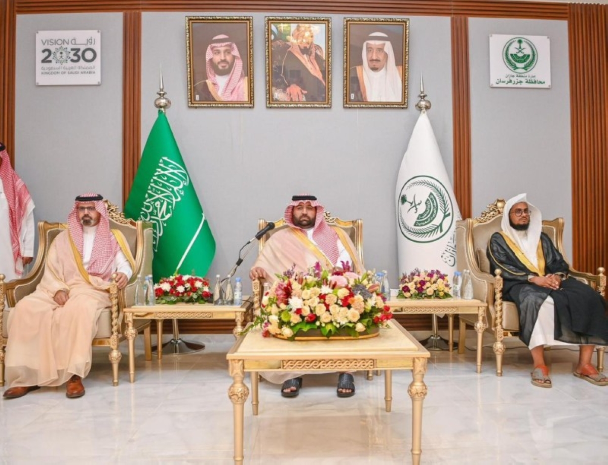 أمير جازان يتفقد مشاريع تنموية ويلتقي أهالي فرسان