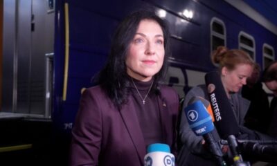 وزيرة ألمانية تلجأ لملجأ بأوكرانيا بسبب القصف الروسي