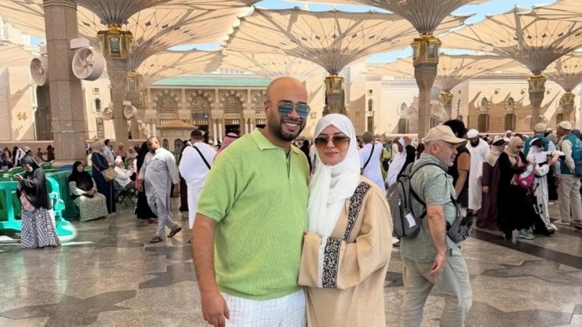 حاتم صلاح وزوجته يبدآن شهر العسل بزيارة السعودية