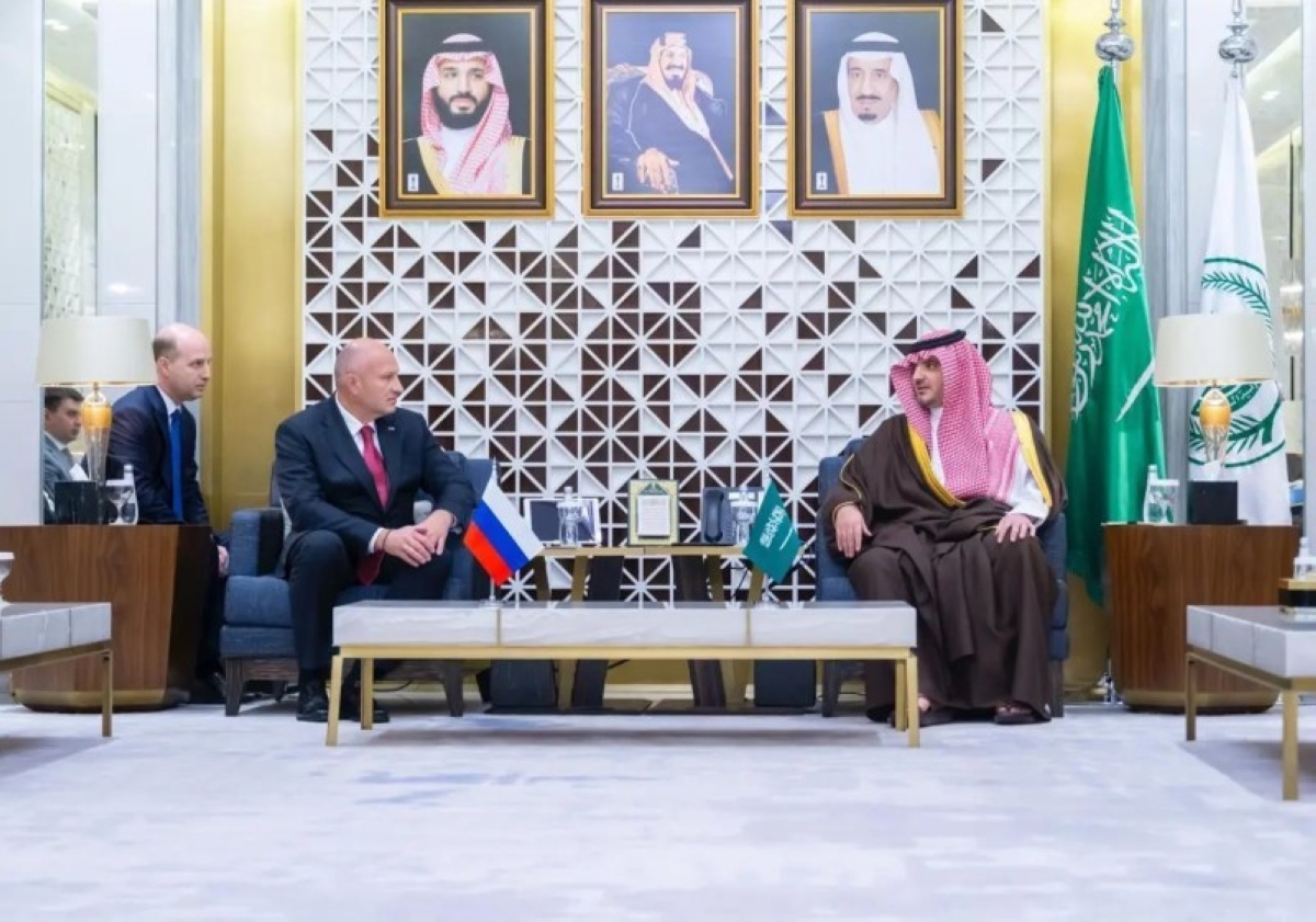 عبدالعزيز بن سعود يعزز التعاون مع الدفاع المدني الروسي
