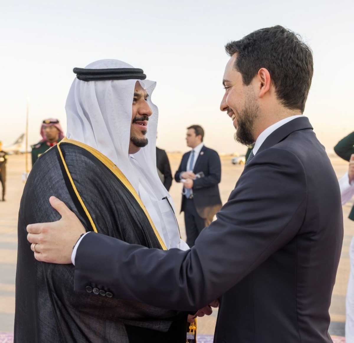 ولي عهد الأردن يزور الرياض ونائب أمير المنطقة يستقبله
