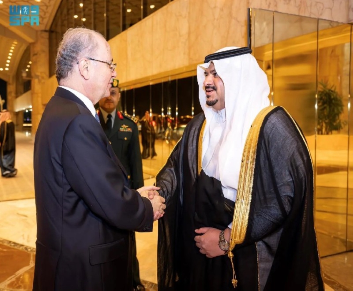مغادرة رئيس وزراء فلسطين الرياض ونائب أمير المنطقة يودعه