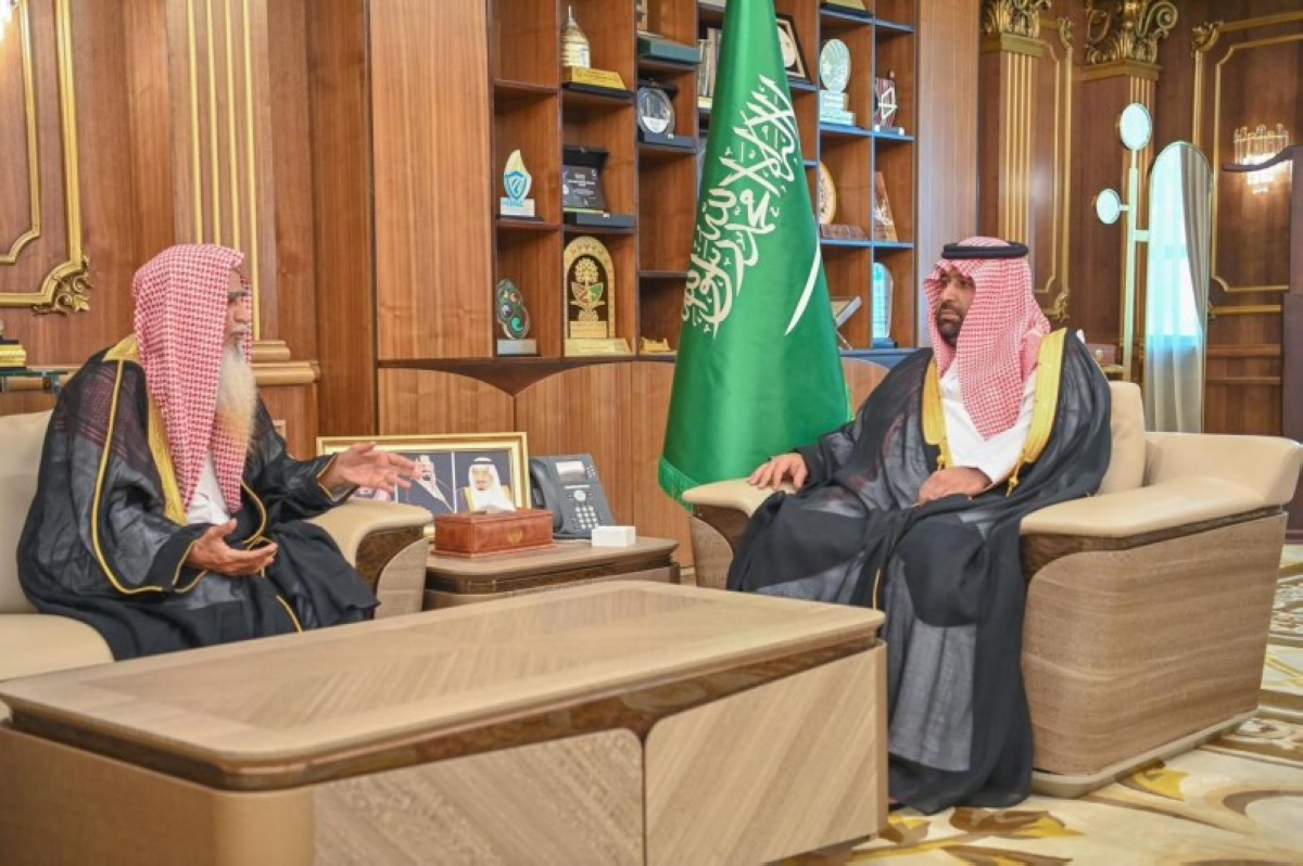 لقاء أمير جازان ونائبه مع المستشار الشرعي للإفتاء