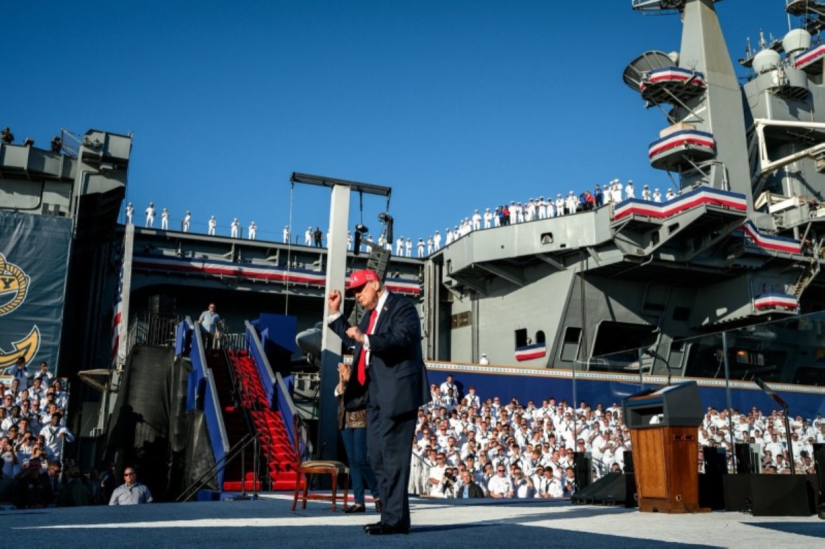 ترمب يرقص مع البحارة في اليابان: احتفال عفوي مميز