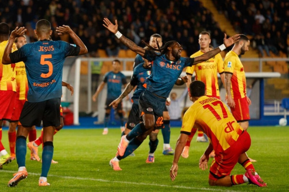 نابولي يتفوق على ليتشي ويتصدر الدوري الإيطالي