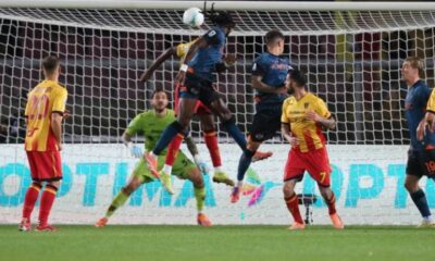 إنغويسا يقود نابولي لانتصار صعب خارج ملعبه