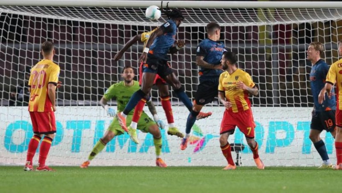 إنغويسا يقود نابولي لانتصار صعب خارج ملعبه