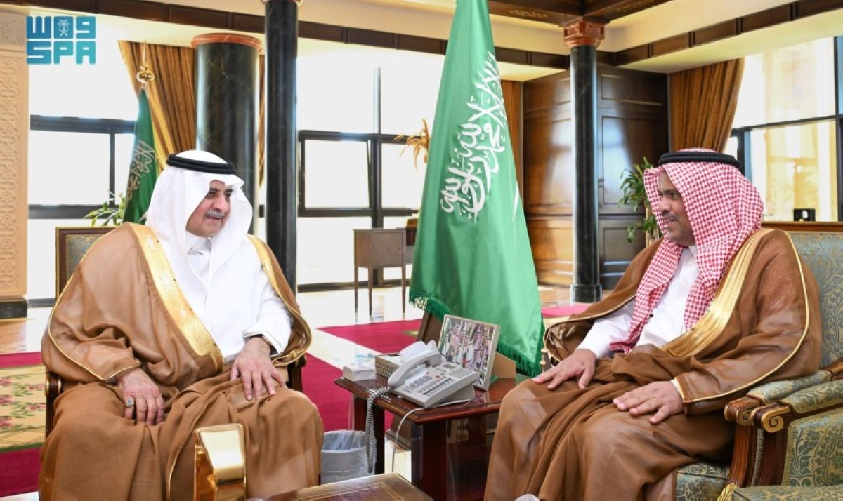 أمير تبوك يلتقي مدير الأحوال المدنية لتعزيز الخدمات
