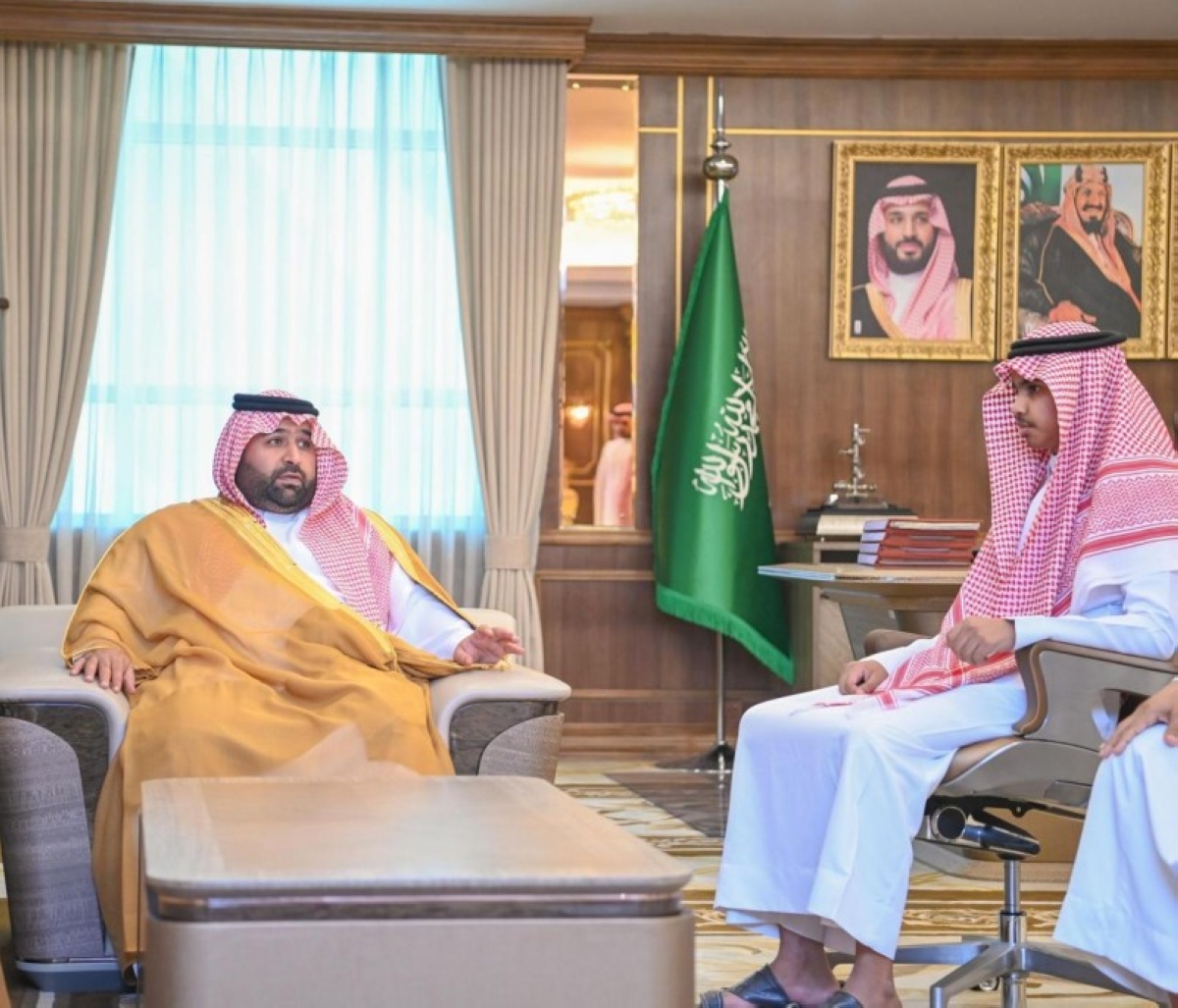 أمير جازان يكرم مواطناً لتنازله عن قاتل والده