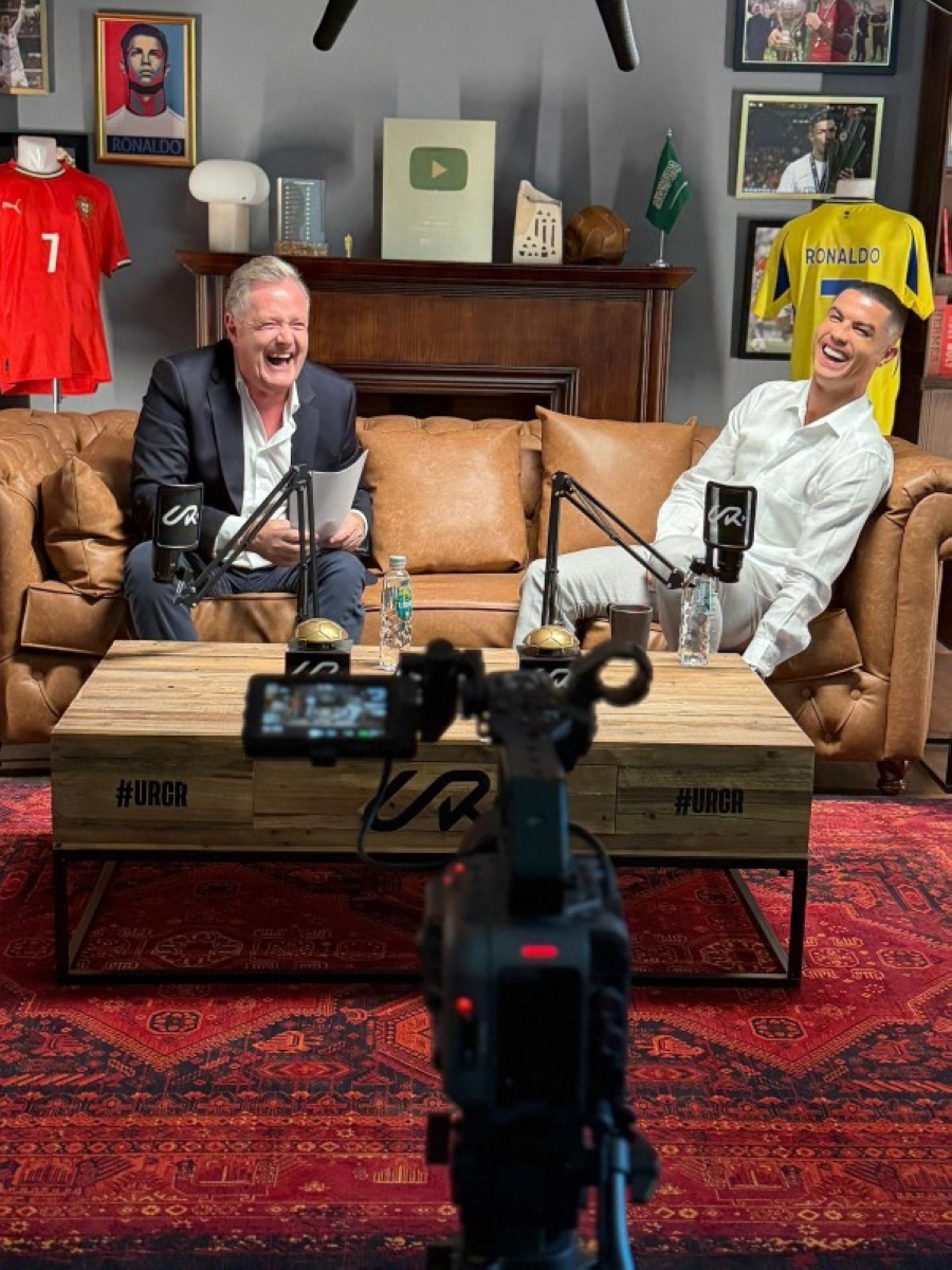 كرستيانو رونالدو يرفع علم السعودية بفخر عالمي