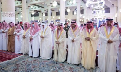 أمير الرياض يودع الأمير خالد بن محمد آل سعود بالصلاة