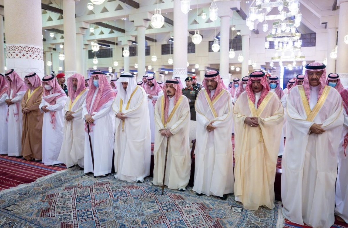 أمير الرياض يودع الأمير خالد بن محمد آل سعود بالصلاة