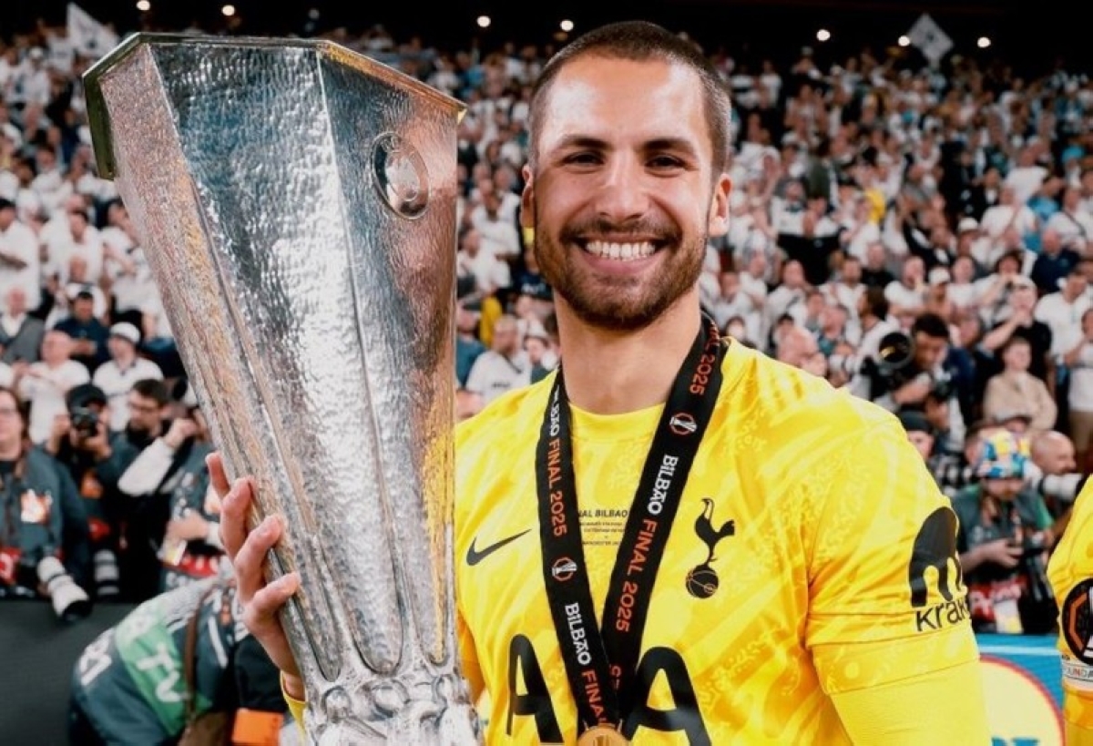 حارس توتنهام يعتزل كرة القدم ويتجه للسينما بعمر 27