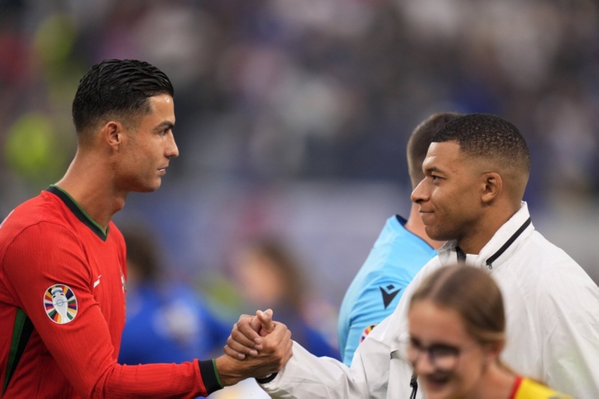 مبابي يرفض مقارنة نفسه برونالدو ويعتبره الأفضل