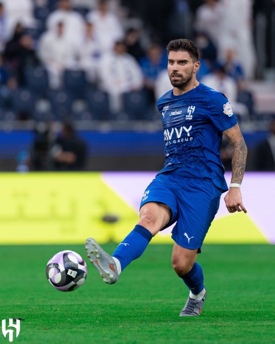 الهلال يقترب من صدارة النصر بفوزه على الشباب