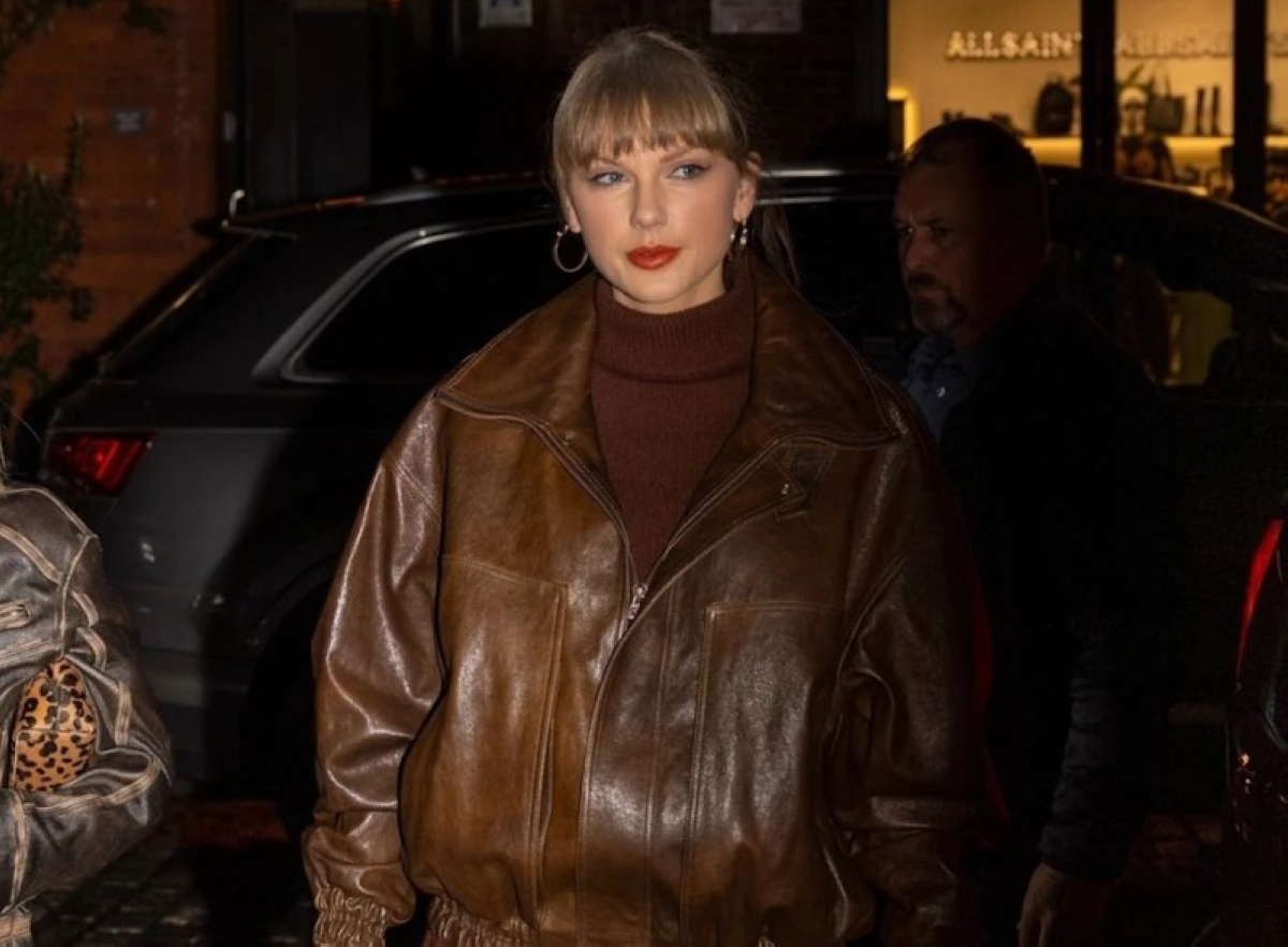 إطلالة خريفية أنيقة لتايلور سويفت بالألوان البنية