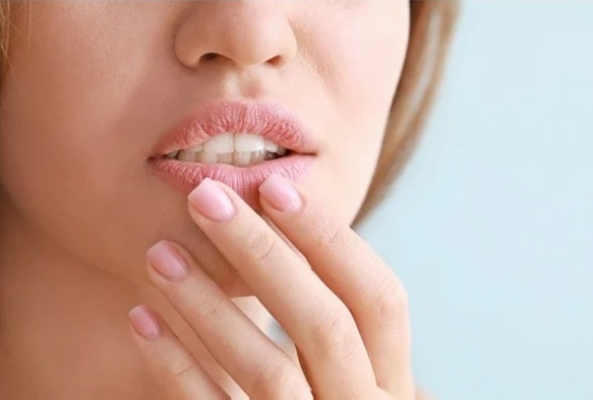 ترطيب الشفاه بعمق بمكونات طبيعية لمظهر صحي