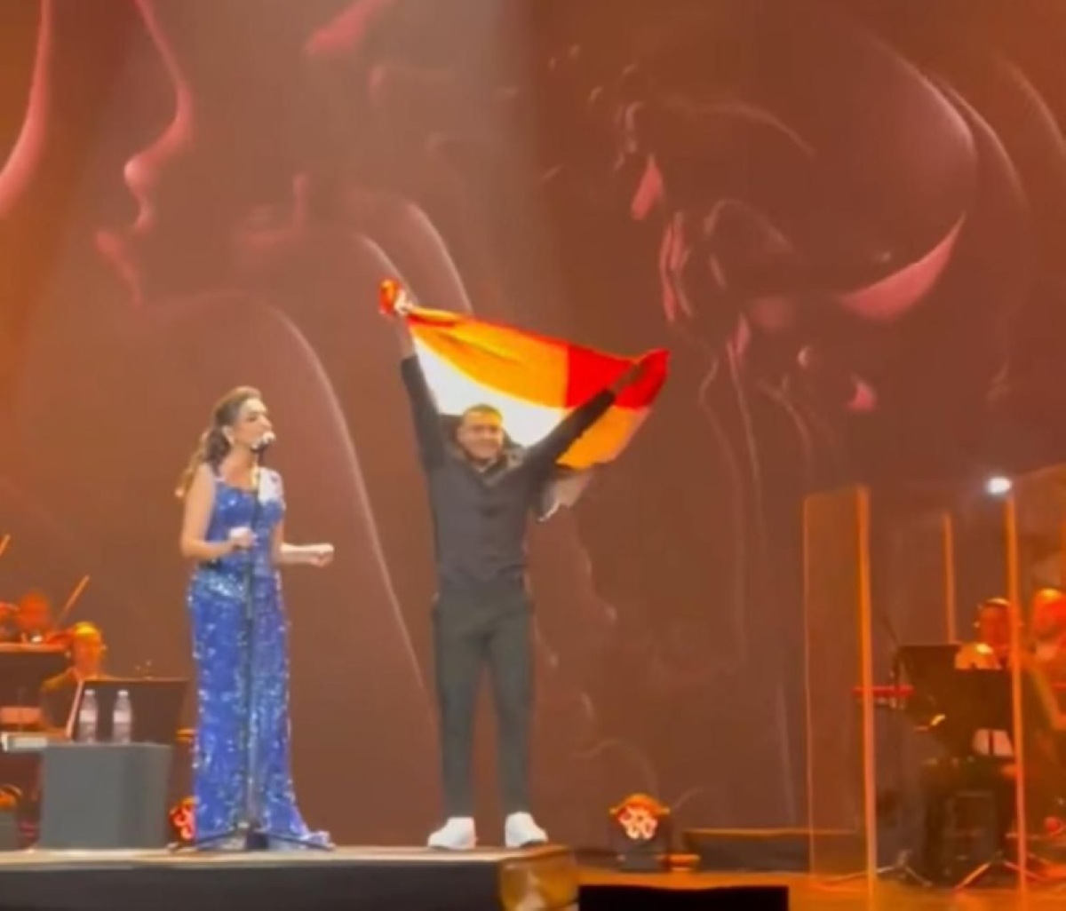 معجب يفاجئ أنغام على المسرح في حفل باريس