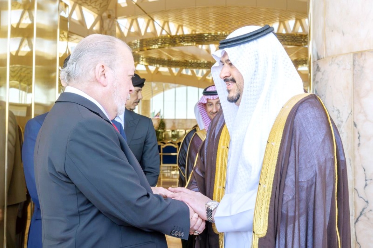 ملك ماليزيا يزور الرياض ونائب أمير المنطقة يستقبله