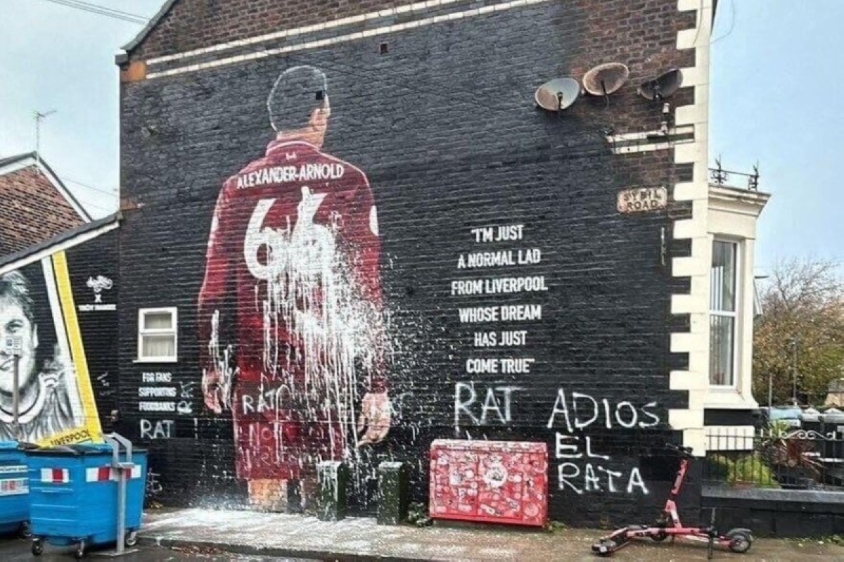 جماهير ليفربول تشوه جدارية أرنولد: وداعاً أيها الفأر