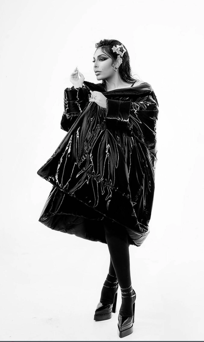 إطلالة جريئة لأحلام في جلسة تصوير حديثة