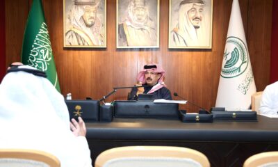 أمير عسير يوجه بإنهاء معاملات مسن ويكرم مبادرات مجتمعية