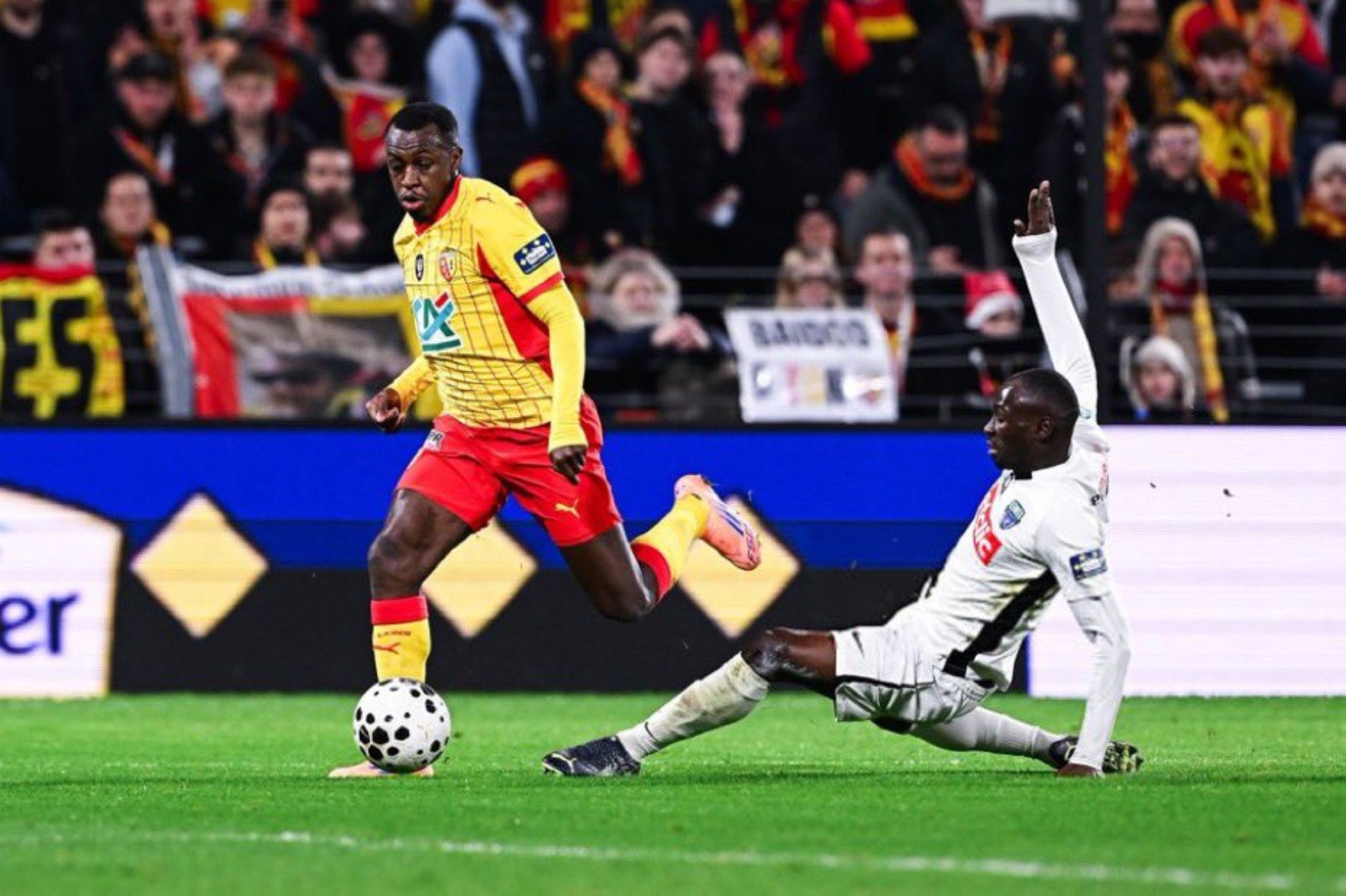 سعود عبد الحميد يسجل ويصنع في تأهل لانس بكأس فرنسا