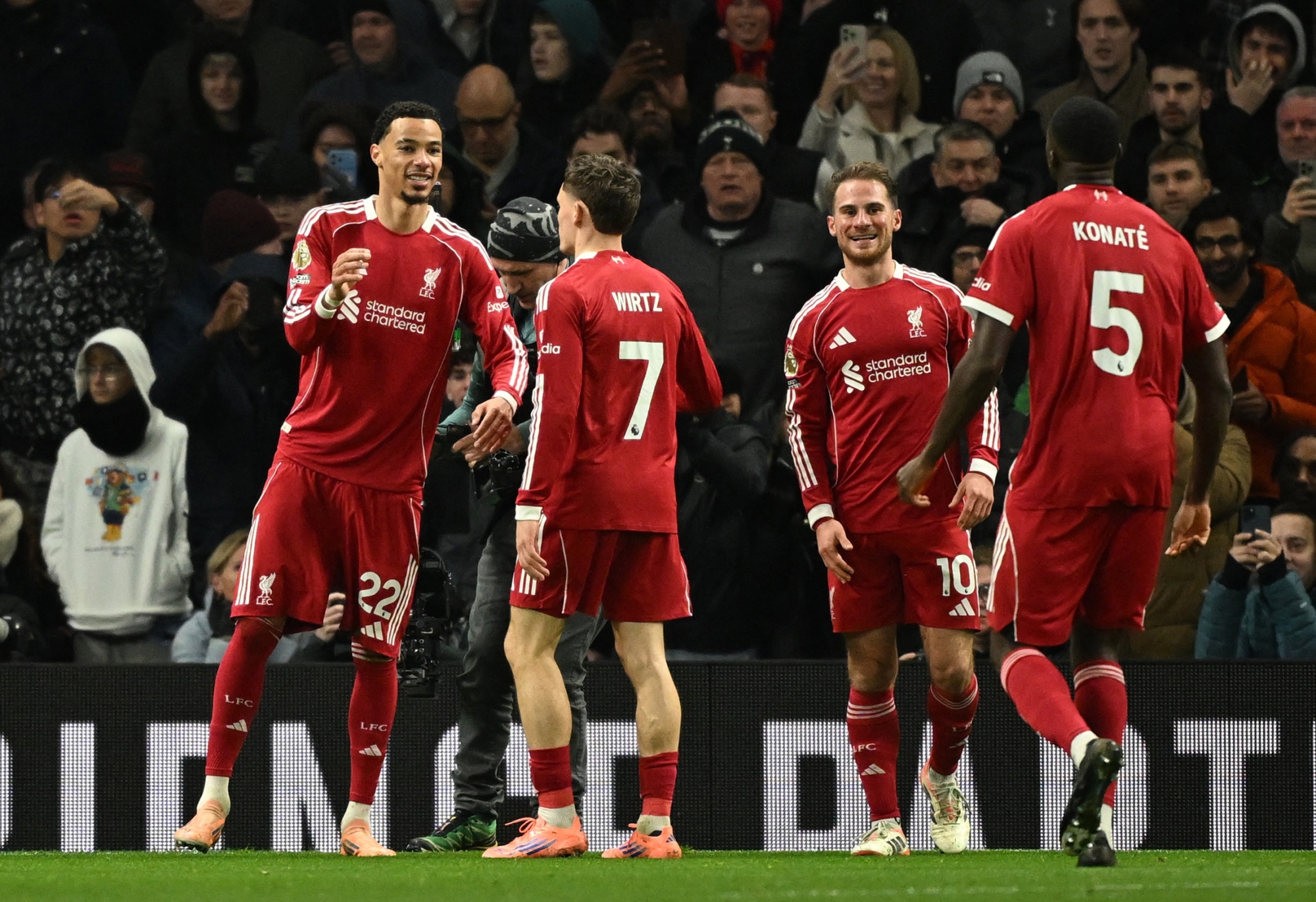 توتنهام وليفربول: قصة فوز مثير وجدل تحكيمي تاريخي